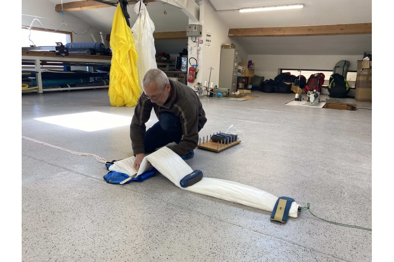 Pliage parachute de secours
